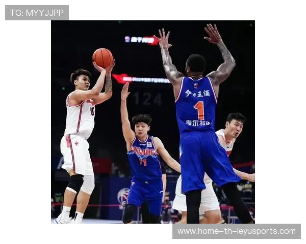 CBA季后赛内线硬吃造成2加1引爆现场